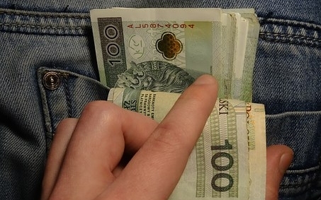 Eksperci radzą jak w 2017 roku wydawać pieniądze z głową