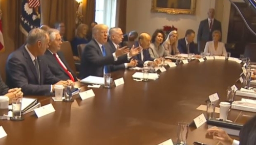 [video] Donald Trump poprosił o modlitwę podczas spotkania swojego gabinetu