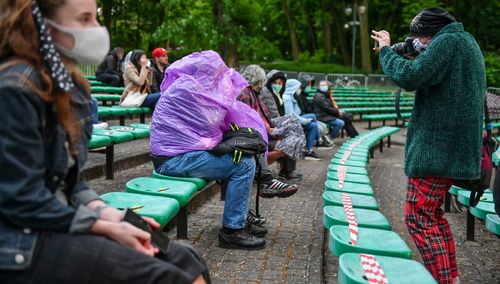 Obowiązek noszenia maseczek częściowo zniesiony. Poznaj szczegóły czwartego etapu znoszenia obostrzeń