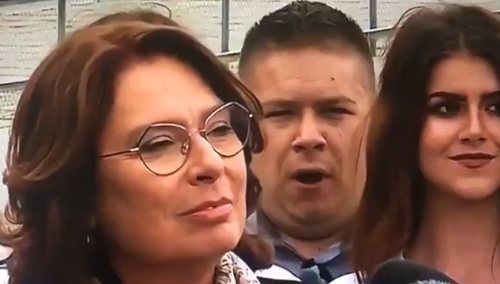 [video] Mistrz drugiego planu. "Premier" Kidawa-Błońska mówi o "energii", a gość z tyłu... ziewa