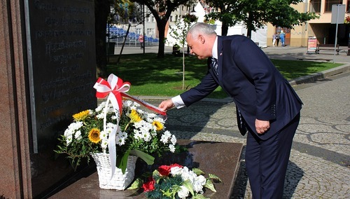 Legniccy związkowcy złożyli kwiaty pod pomnikiem Papieża