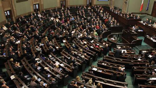 Sejm przyjął ustawę obniżającą wiek emerytalny
