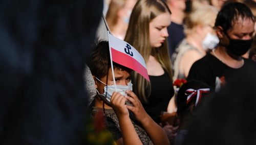 "Osoby zostały wyniesione". Próbowali zakłócić Marsz Powstania Warszawskiego