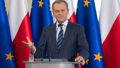 Donald Tusk nie żałuje, że nie wprowadził 500 plus. "Trzeba mądrzej wydawać pieniądze"