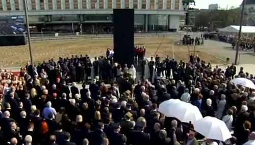 [Nasza relacja] Odsłonięto pomnik ofiar katastrofy smoleńskiej na placu Piłsudskiego