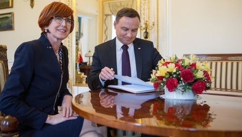 Minister Rafalska: rząd nie wycofuje się z obniżenia wieku emerytalnego