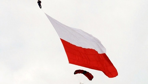 [Wideo] Piękny wyczyn. Na stulecie odzyskania niepodległości skoczyli z gigantyczną flagą 