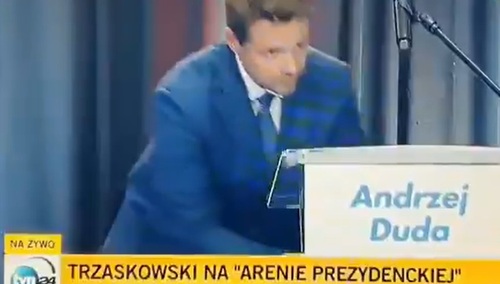 Wiodące media o "podaniu wody dziennikarce przez Trzaskowskiego" - "Ta woda tam na Dudę czekała czy jak?"