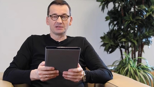 [video] Dzień Dziecka. Premier i ministrowie czytają bajki i wierszyki: "Stoi na stacji lokomotywa..."