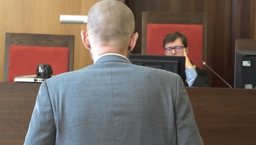 Rok bezwzględnego więzienia i 5 tys. złotych grzywny za pobicie dziennikarza Oko.press