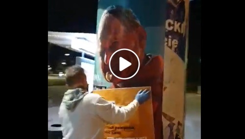 [video] "Gwałcą dzieci". Były dziennikarz Superstacji niszczy plakat z Janem Pawłem II