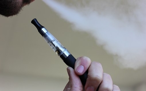 E-papieros atrakcyjny dla osób uzależnionych, ale nie dla niepalących