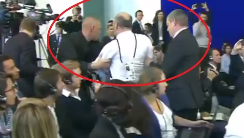 [video] "Wolność dla dziennikarzy". Zobacz co się stało z dziennikarzem na konferencji Merkel i Erdogana