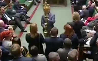 [video] "Odłóż to!" - Lewicowy parlamentarzysta zabrał symbol władzy królewskiej w brytyjskiej Izbie Gmin