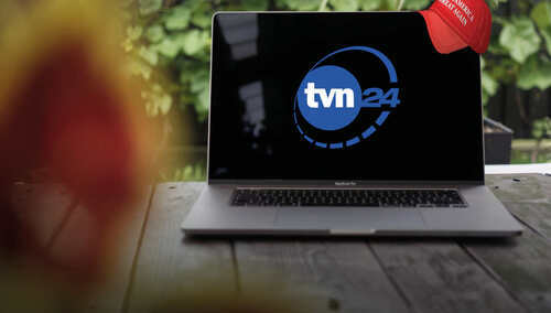 Laptop i czerwona czapka z daszkiem