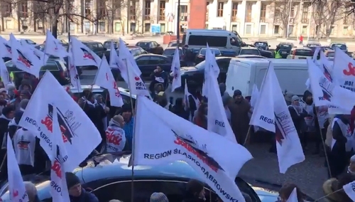 [video] "Jak nie chcą rozmawiać w gabinetach, porozmawiamy na ulicach". Protest nauczycieli na Śląsku