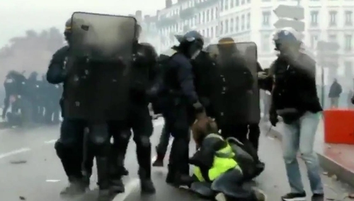 [video] Fala protestów żółtych kamizelek w całej Francji. Policja brutalnie tłumi demonstracje