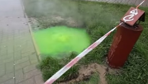[video] W Olsztynie spod ziemi wydobywa się zielona parująca ciecz. Służby już na miejscu