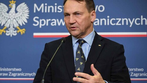 Minister spraw zagranicznych Polski Radosław Sikorski podczas konferencji prasowej