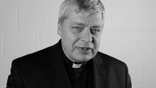 [online] Pogrzeb ks. Pawlukiewicza. Kard. Nycz: Jest paradoksem, że ten, który gromadził tłumy...