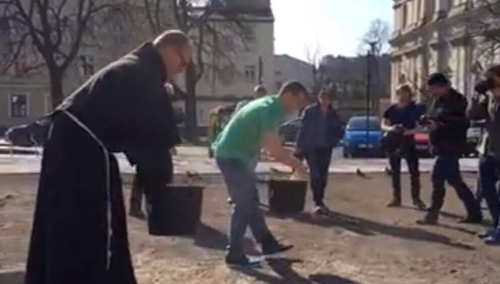 Łąka z nasion dzikich, polnych kwiatów pobłogosławionych przez Franciszka zakładana dziś pod Wawelem