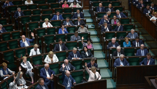 Sejm za częścią poprawek do ustawy o bonie turystycznym. Chodzi o dzieci rodziców pracujących za granicą