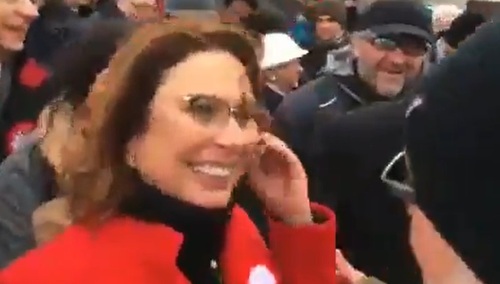 [video] "Było słychać zaje.iście". Kidawa-Błońska w grupie dziękujących zakłócającym 100-lecie zaślubin