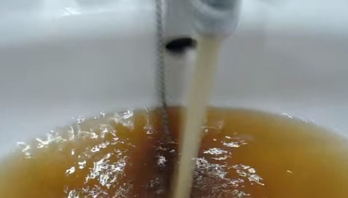 J. Piekara publikuje zdjęcie: "Trzaskowski pije warszawską kranówkę? Ja się brzydzę w niej wykąpać"