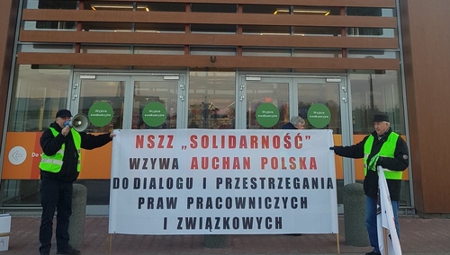 Pikieta Solidarności w Auchan. Związkowcy straszeni policją