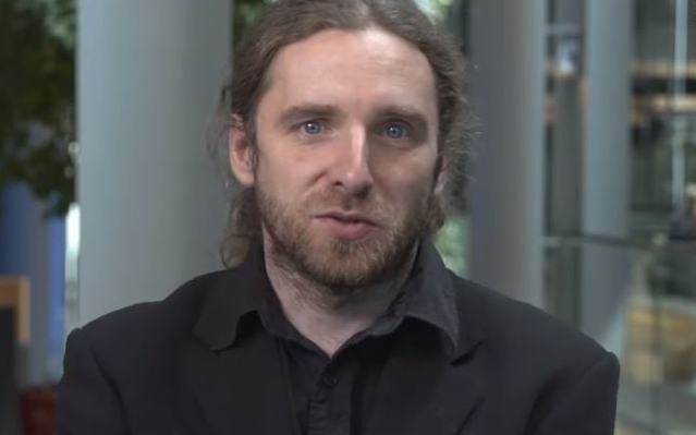 „To tylko podniesienie ręki pod jakimś kątem”. Poseł Konfederacji skomentował zdjęcie, na którym hajluje