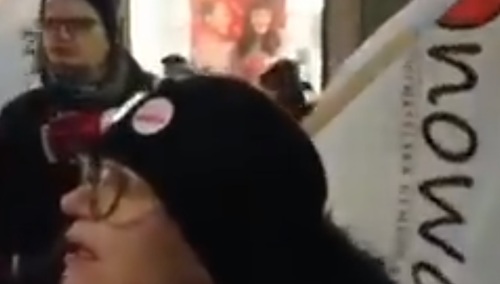 [video] "Obrońcy demokracji" blokują Rondo de Gaulle'a. Stojący w korku Warszawiacy mieli dosyć