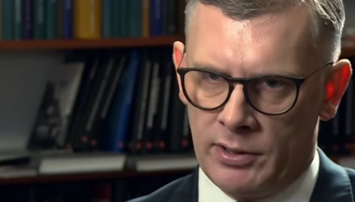 GW dodaje do egzemplarza "Czarną księgę trzech lat rządów PiS" i plakat. Prof. Cenckiewicz komentuje...