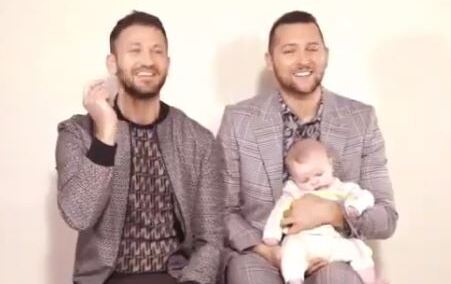 Para mężczyzn tulących niemowlę i hasło "To jest rodzina". Kontrowersyjna reklama znanej marki odzieżowej