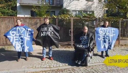 [video] Odrażające. "Obrońcy demokracji" pod domem brata tragicznie zmarłego L.Kaczyńskiego: "Gdzie wrak"
