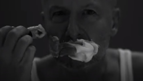 [video] Bogusław Linda goli się przy Świetlikach