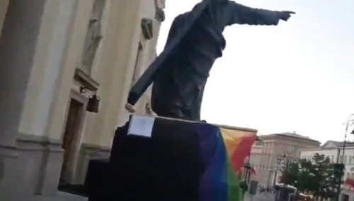 [video] Tęczowa flaga znów na figurze Chrystusa. Kolejna prowokacja? - "Wypad!" - już po fladze