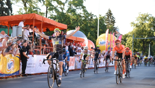 [Foto] Holender De Kleijn najlepszy podczas zażartego finiszu I etapu XXX edycji "Solidarki"