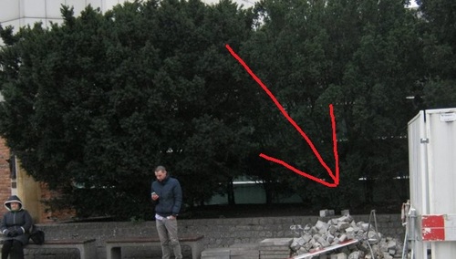 Prowokacja HGW przed Marszem Niepodległości? Wzdłuż trasy Marszu ułożone stosy kostki brukowej