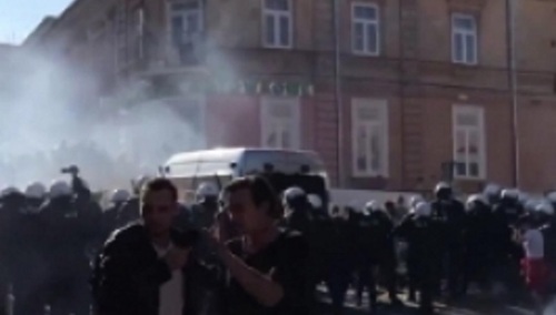 [video] Policja użyła siły wobec narodowców. Reporter Radia ZET sugeruje, że wobec Marszu Równości?