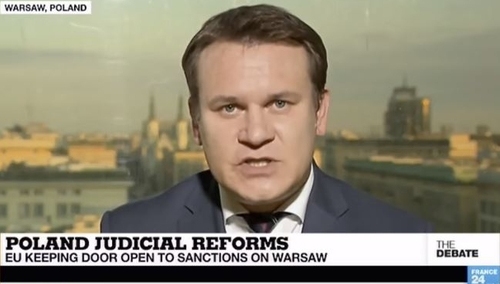 [video] D. Tarczyński we francuskiej TV ostro o UE: Niepokoją się, bo nie mogą nas już pocałować w czoło