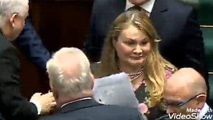 [video] Jarosław Kaczyński pocałował w rękę posłankę KO. Zobacz jej reakcję