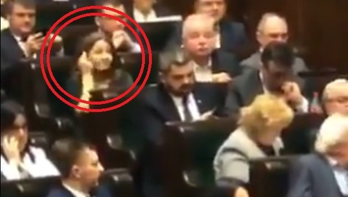 "Pokazała f.cka czy nie pokazała?" Wielka dyskusja w sieci. Mamy film, sprawdź sam