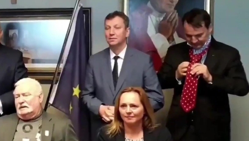 [video] KE pozuje do zdjęcia. Halicki prezentuje hasło wyborcze: "Ponieważ koalicja od lewa do prawa..."