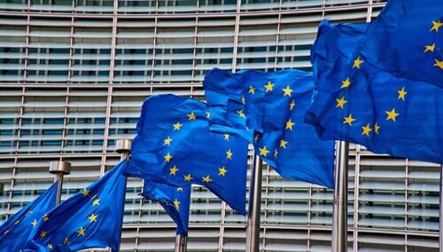 Flagi Unii Europejskiej na tle budynku