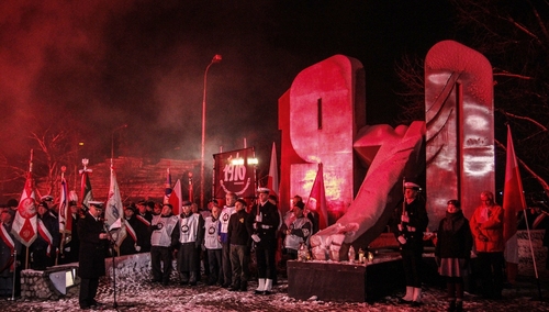 Obchody pod pomnikiem Ofiar Grudnia '70 w Gdyni. "Żądamy dekomunizacji i osądzenia winnych"