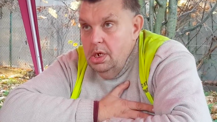 Krzysztof Kononowicz pobity i okradziony na własnym podwórku. Zatrzymano trzech mężczyzn
