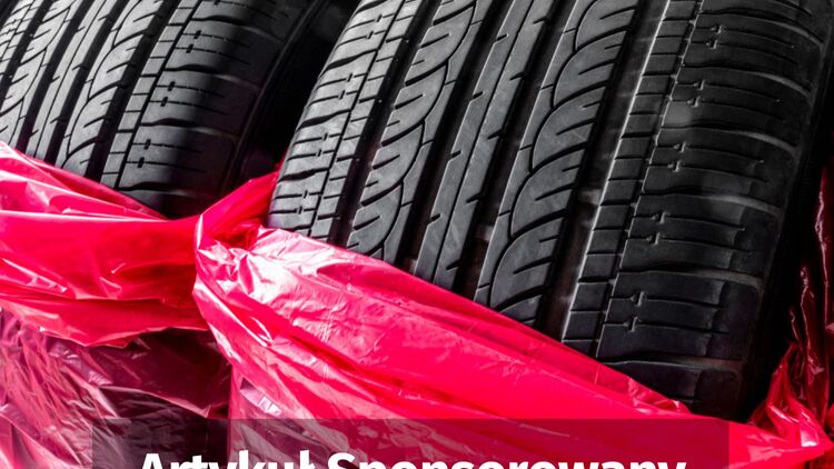 Zbliżenie na dwie opony samochodowe zapakowane w czerwone worki foliowe