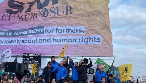 Protestujący rolnicy z belgijskiej unii rolniczej FUGEA