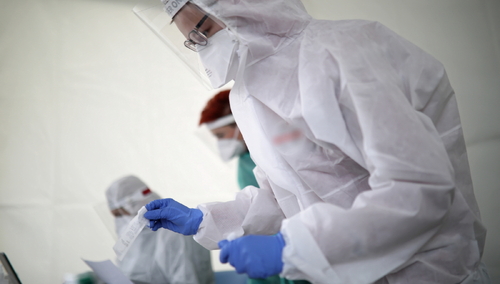 Zmarło kolejne 18 osób zakażonych koronawirusem. Ponad 7,5 tysiąca potwierdzonych przypadków