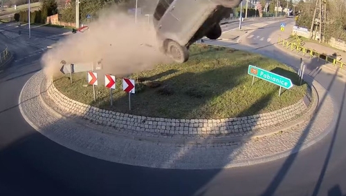 Są nowe informacje ws. mężczyzny który samochodem "przeleciał nad rondem". Miał 2,8 promila alkoholu